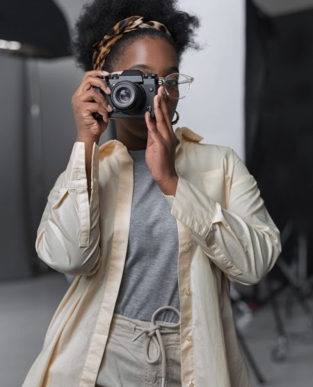 rsz_front-view-woman-holding-photo-camera_3_1